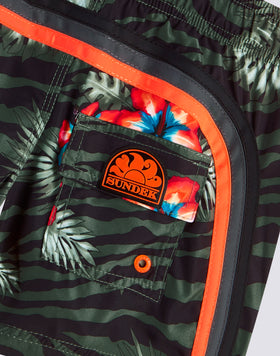 REPREVE® TRAJE DE BAÑO CORTO CON CINTURA ELÁSTICA Y ESTAMPADO JUNGLE HIBI PARA NIÑOS